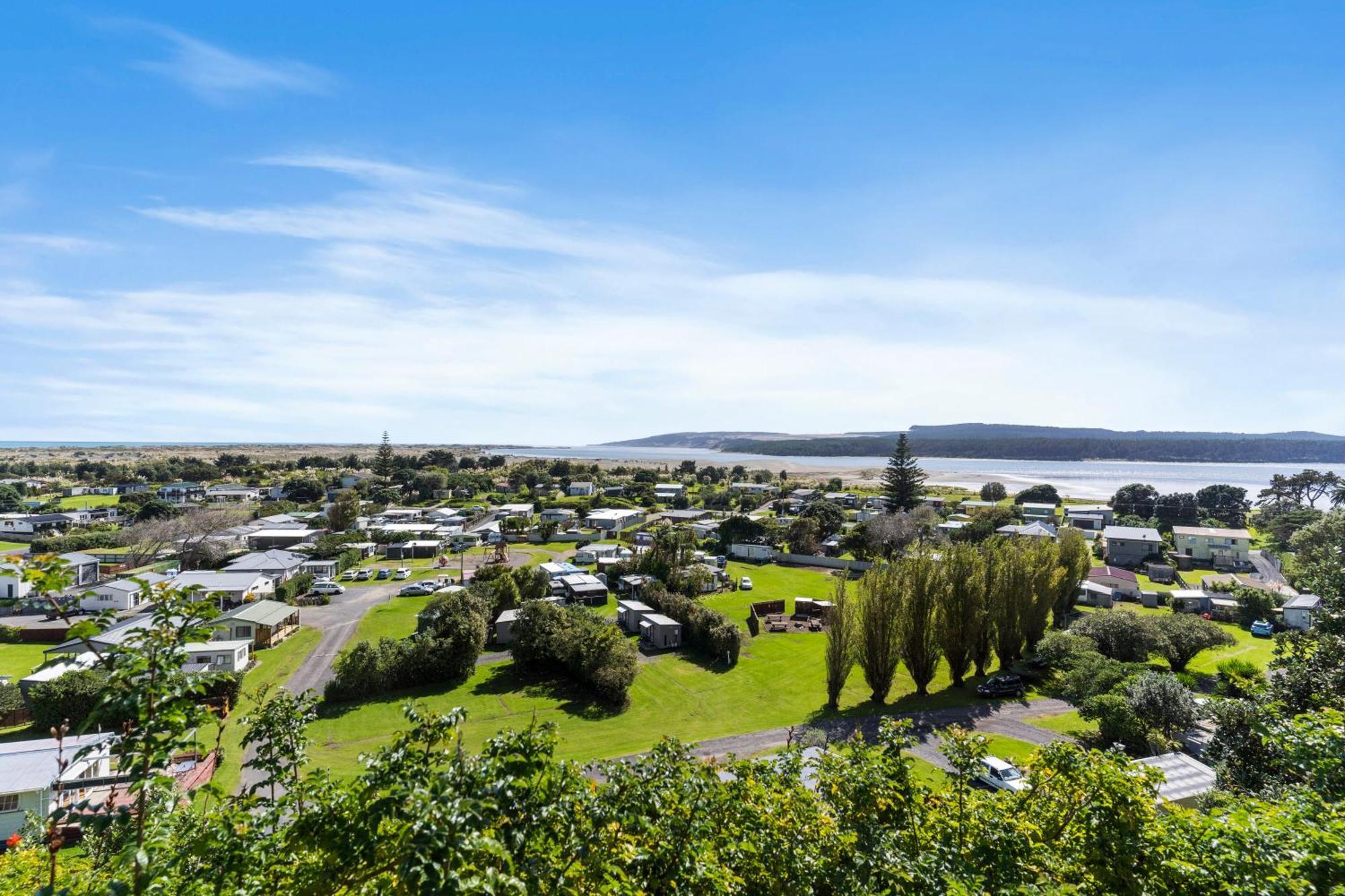 Port Waikato Holiday Park ภายนอก รูปภาพ