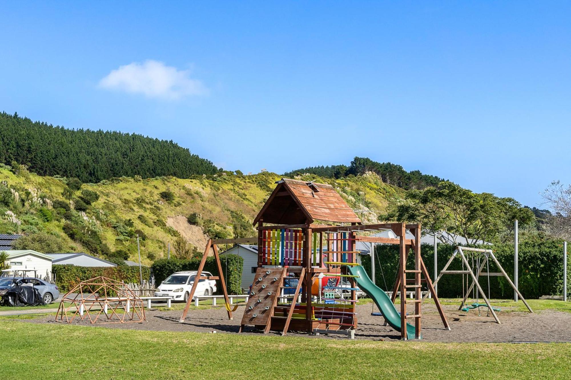 Port Waikato Holiday Park ภายนอก รูปภาพ