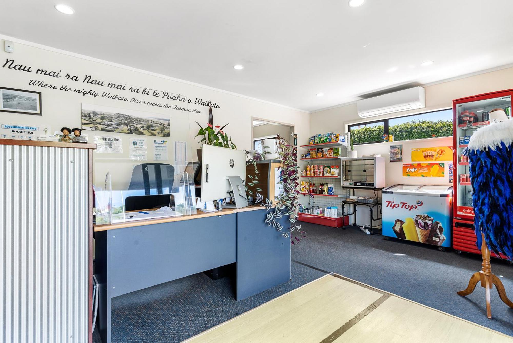 Port Waikato Holiday Park ภายนอก รูปภาพ