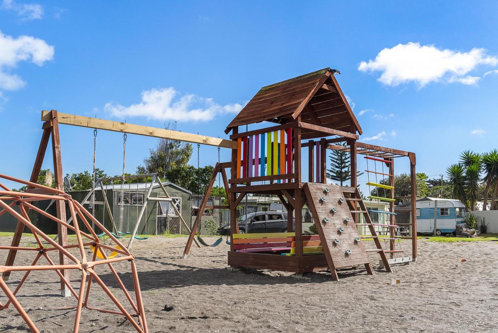 Port Waikato Holiday Park ภายนอก รูปภาพ