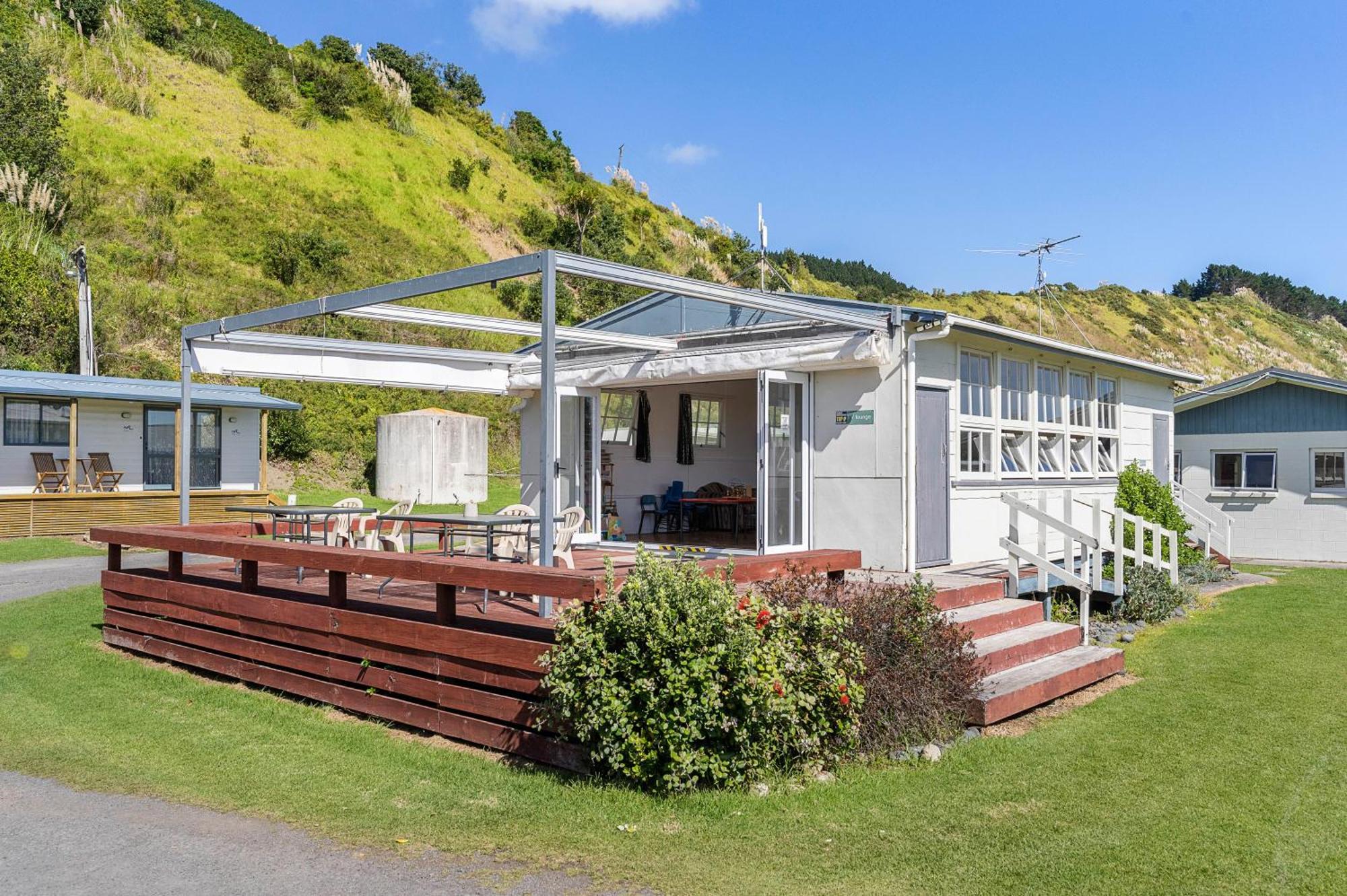 Port Waikato Holiday Park ภายนอก รูปภาพ