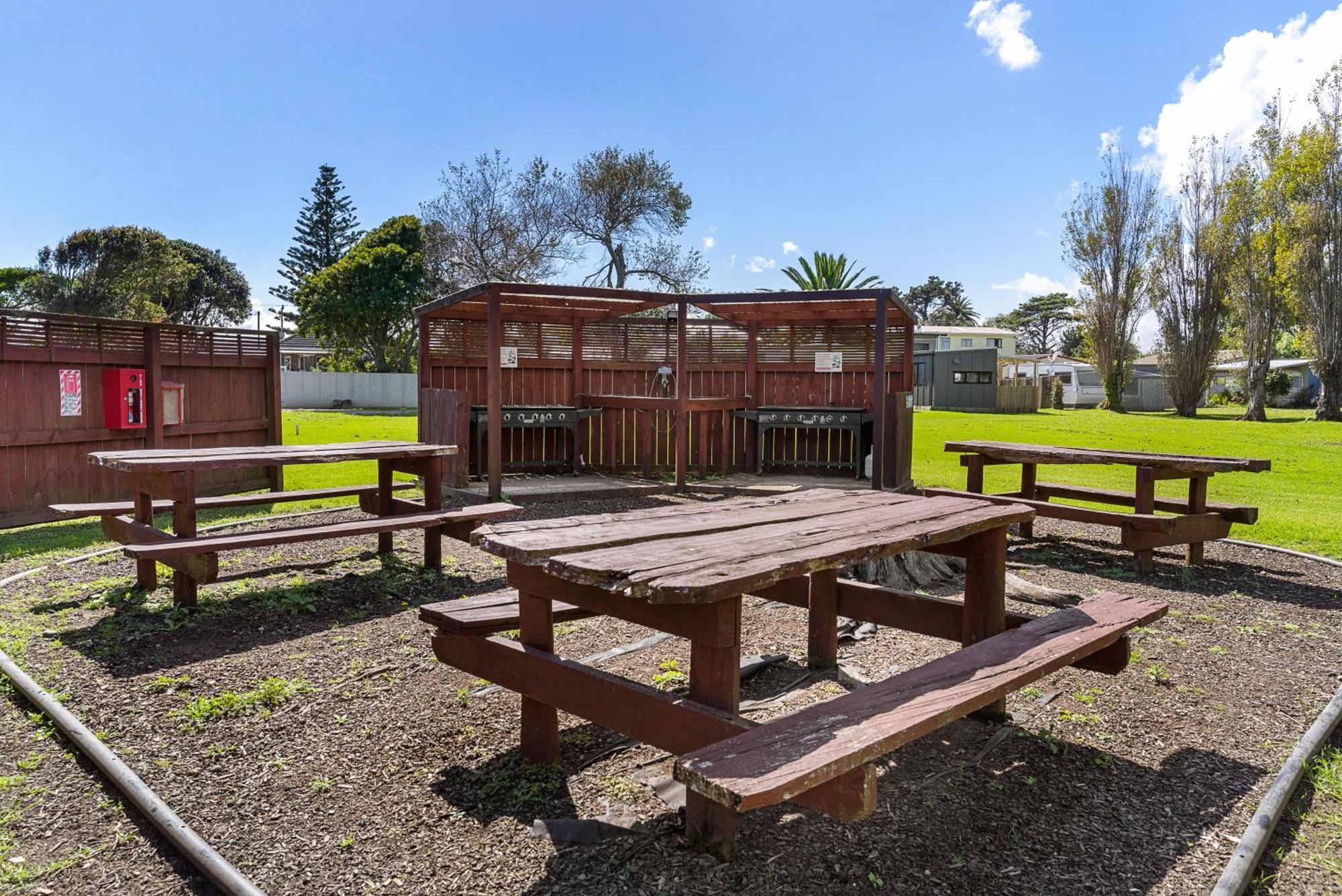 Port Waikato Holiday Park ภายนอก รูปภาพ
