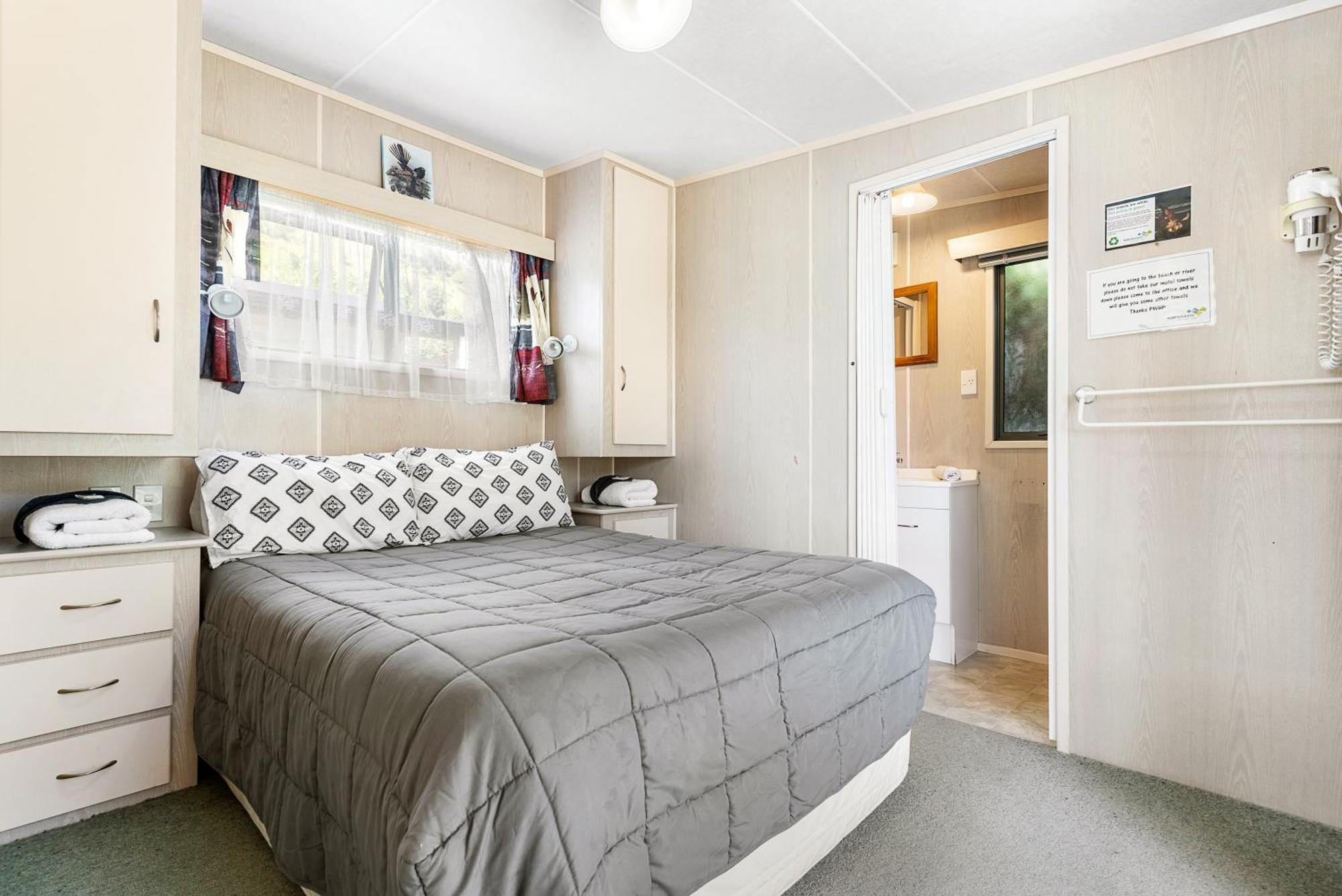 Port Waikato Holiday Park ภายนอก รูปภาพ