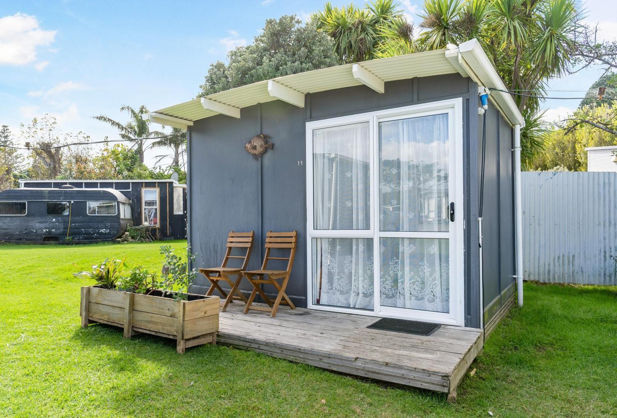 Port Waikato Holiday Park ภายนอก รูปภาพ